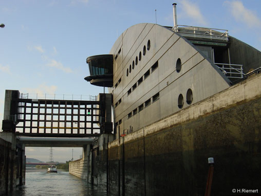 Ausfahrt aus der Schleuse Kembs/Niffer, gebaut nach Pl�nen von Le Corbusier
